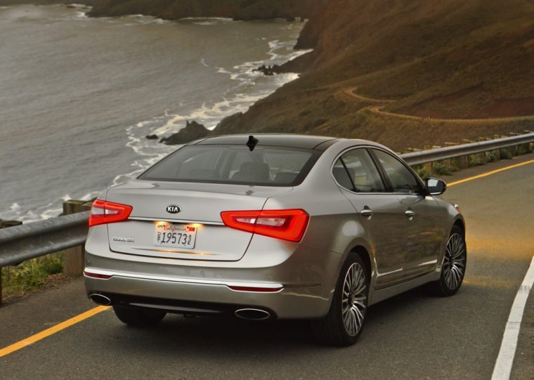 2016 Kia Cadenza Rear End