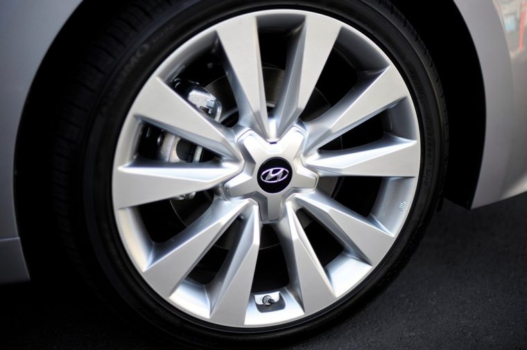 2016 Hyundai Azera model overview tire wheel