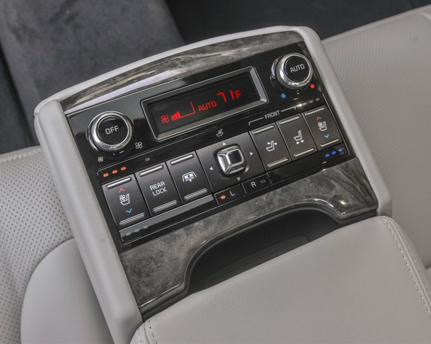 2016 Kia K900 Backseat Climate Control