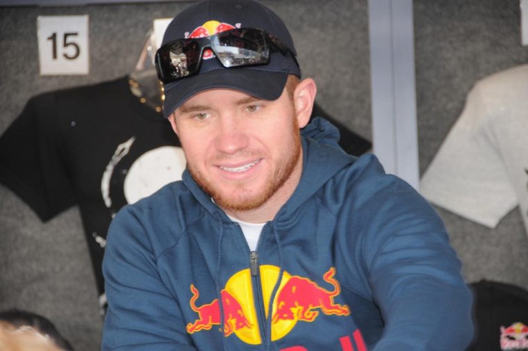 It has been confirmed that driver Brian Vickers will replace the injured Tony Stewart in the Daytona 500