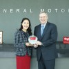 GM China Director of Human Resources Robert Treme (right) and Top Employers Institute China Country Manager Nicole Jin (left) celebrate GM China receiving Top Employer China 2016 Certification