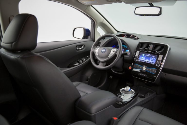 2016 Nissan LEAF infotainment