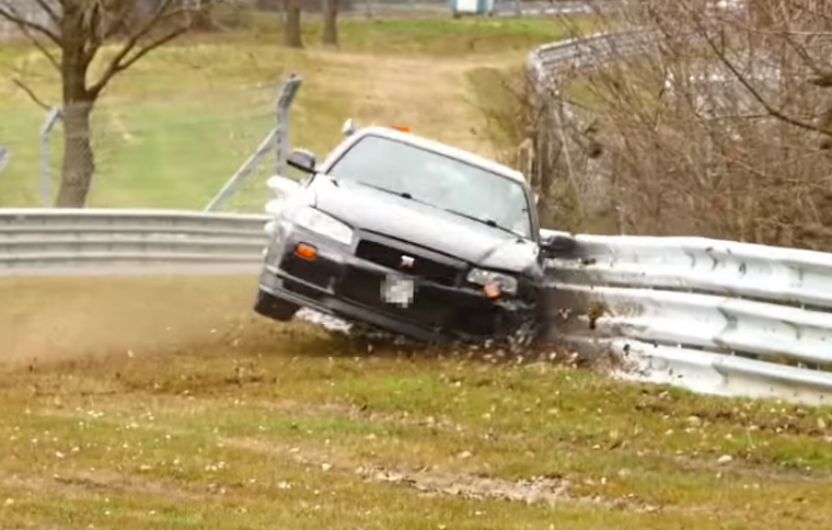 A R34 Nissan Skyline GT-R was caught on film crashing into the metal barrier at Nürburgring