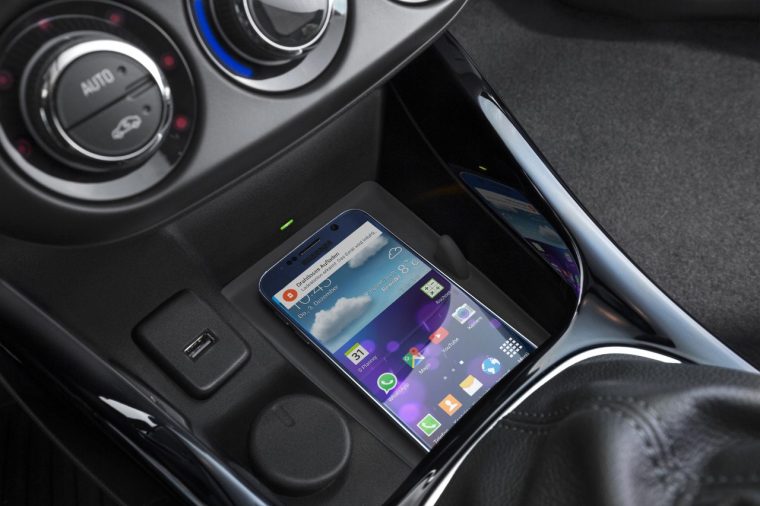 Opel ADAM wireless smartphone charging