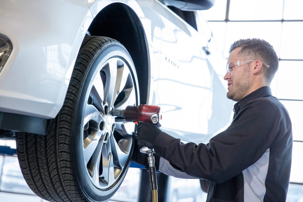 Chevrolet certified mechanic fitting a tire onto a vehicle