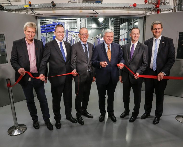 Hessian Prime Minister Volker Bouffier and Opel CEO Dr. Karl-Thomas Neumann put the new Global Propulsion Systems Center in Rüsselsheim into operation. 