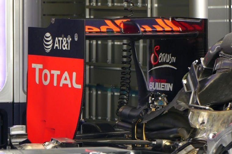 Low-downforce rear wing