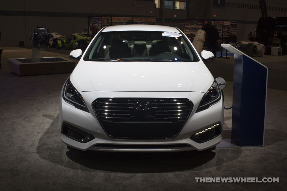 2017 Hyundai Sonata Hybrid Limited white electric car display Chicago Auto Show exterior