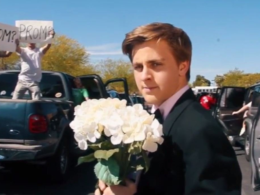 Teen Recreates La La Land Opening Scene to ask Emma Stone to Prom