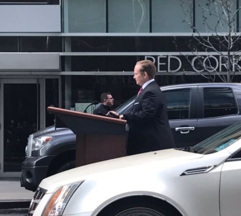 Melissa McCarthy as Sean Spicer driving a podiummobile around Manhattan