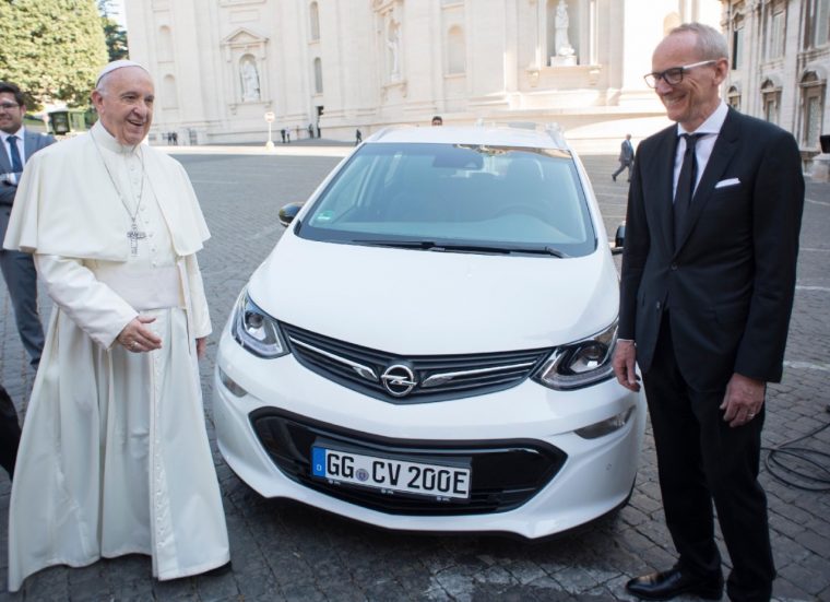 Pope Francis poses with Opel Ampera-e and Opel CEO Karl-Thomas Neumann at Vatican