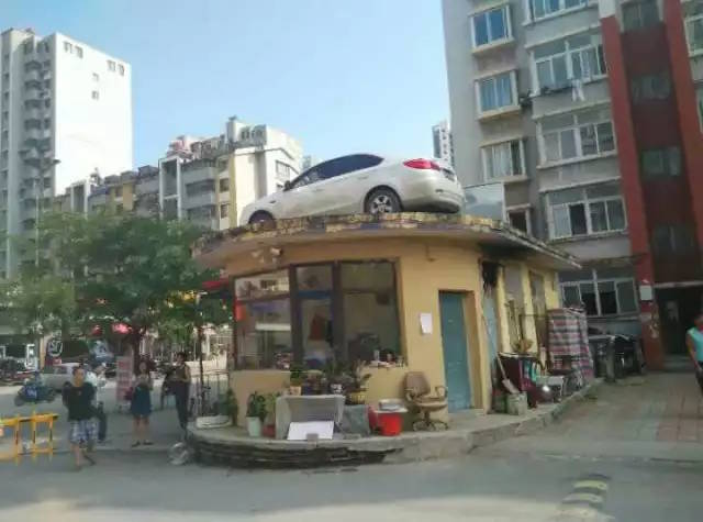 Benxi city China parking dispute car on the roof