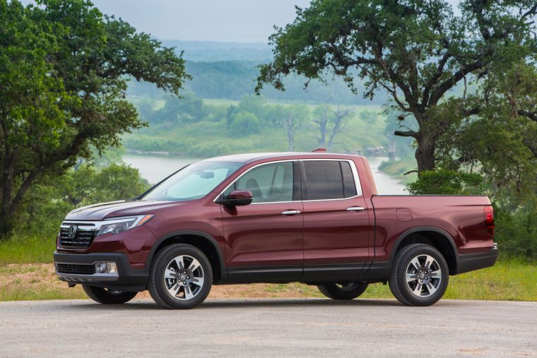 2018 Honda Ridgeline compact pickup truck overview details exterior profile design