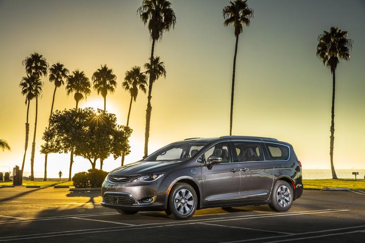 2018 Chrysler Pacifica Hybrid Overview - The News Wheel