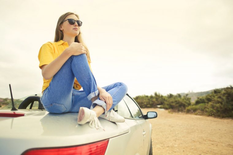 女の子の車のロードトリップ