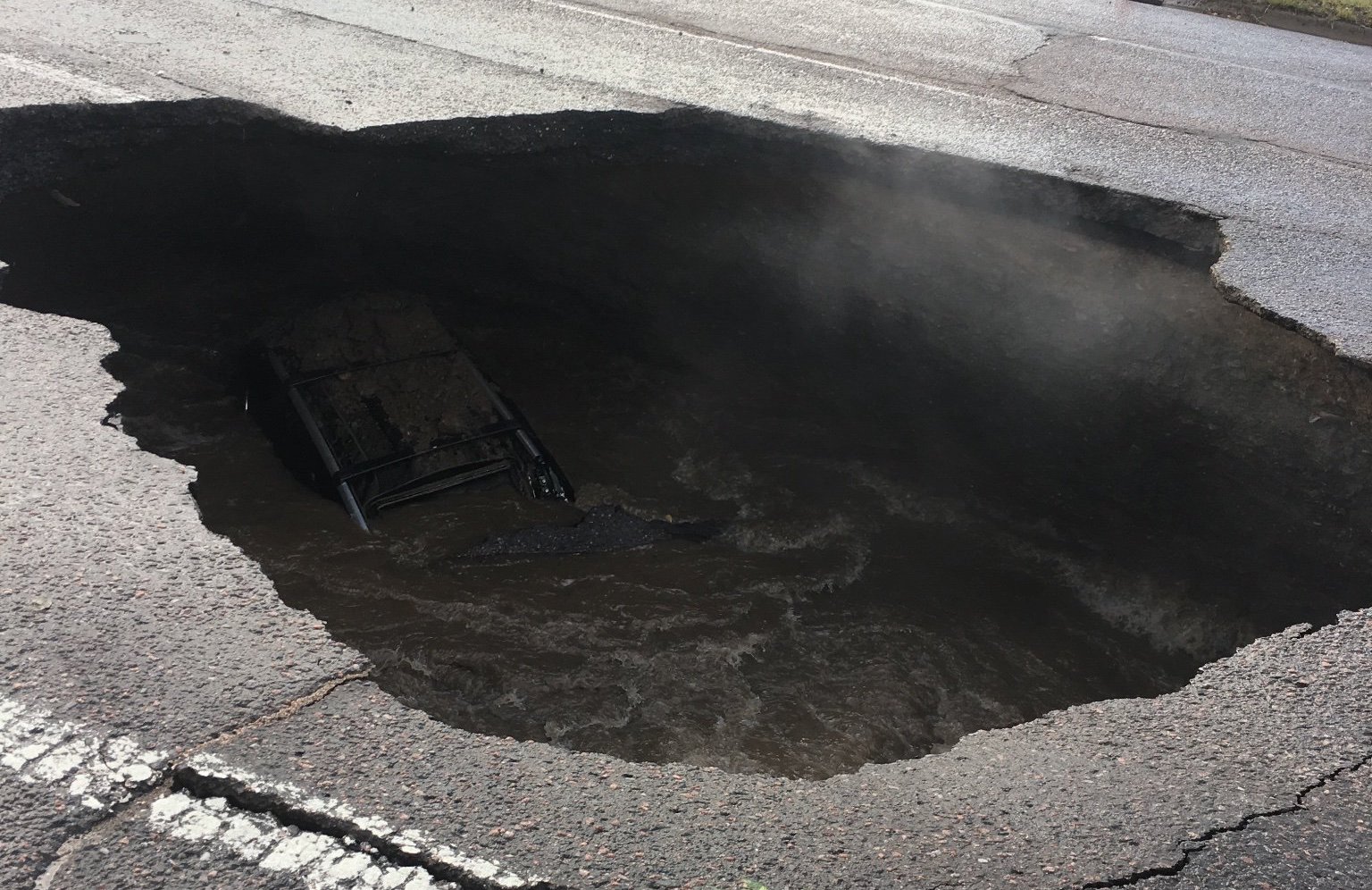 Во сне провалиться под. Дыра в асфальте. Кратер в асфальте. Под асфальтом пляж. Земля под асфальтом.