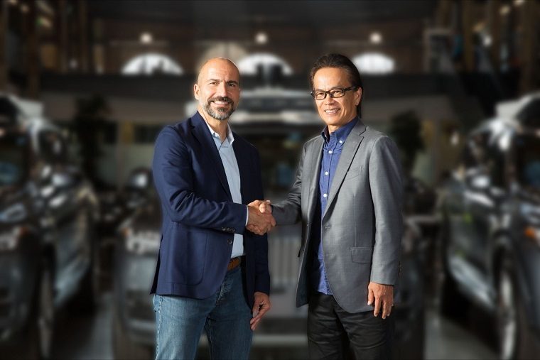 Dara Khosrowshahi shakes hands with Shigeki Tomoyama after Toyota invests $500 million in Uber