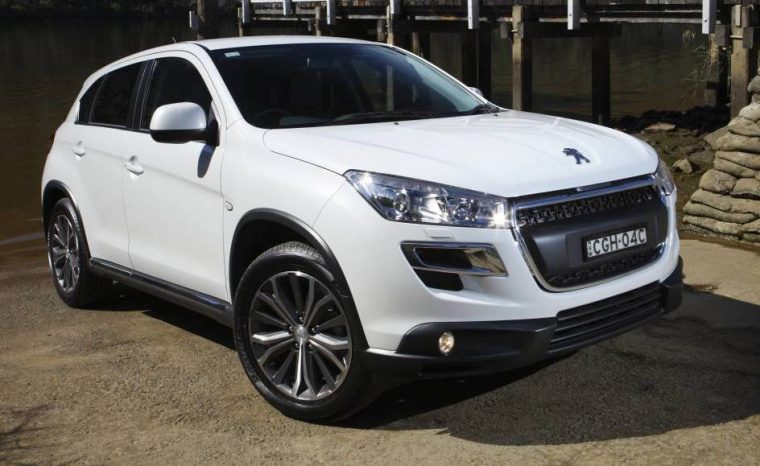 White Peugeot 4008