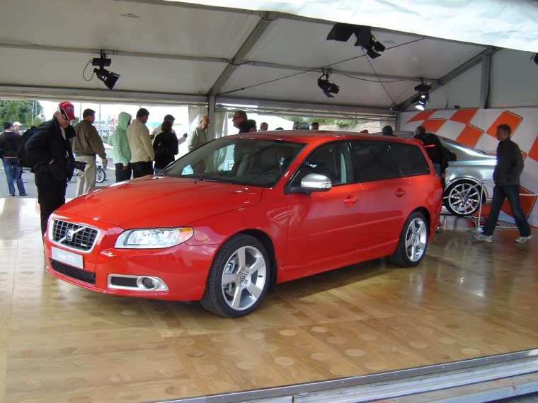 Volvo V70 R Sport red