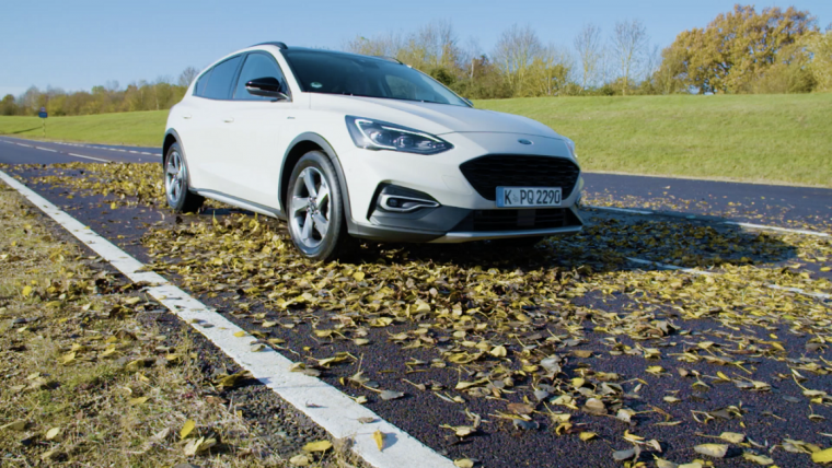 Ford Focus Active Slippery Mode driving over leaves