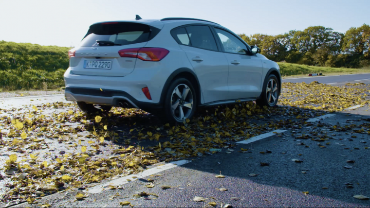 Ford Focus Active Slippery Mode driving over leaves