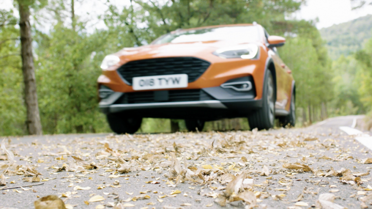 Ford Focus Active Slippery Mode driving over leaves