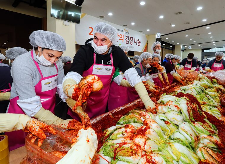 GM Korea CEO Kaher Kazem making kimchi | Sharing Winter Kimchi of Love