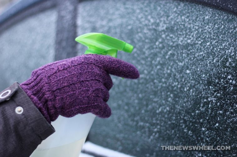 DIY de-icer spray bottle recipe snow windscherm winter clean glass
