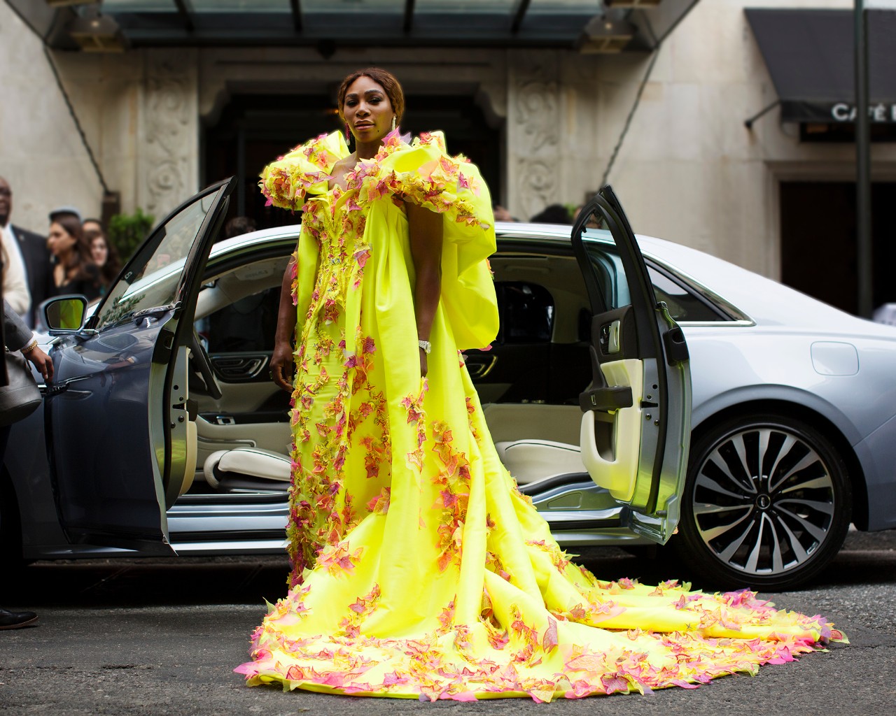 Serena Williams Rode Up to the Met Gala in a Lincoln Continental Coach