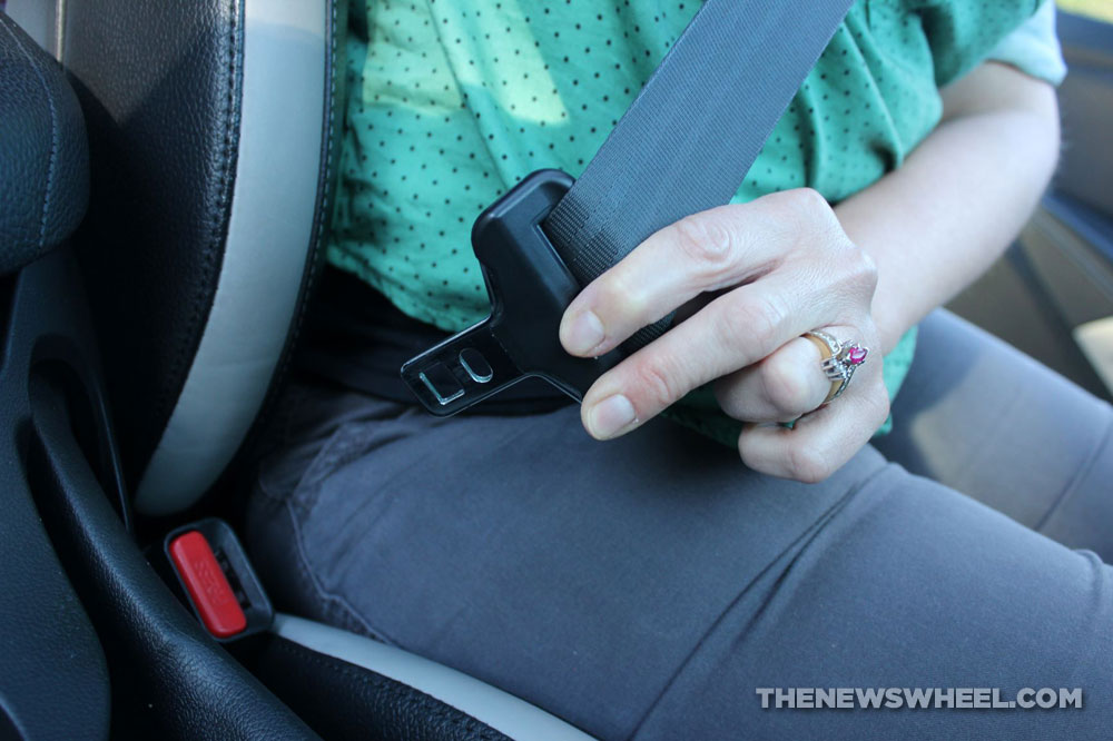 Why Does Your Seat Belt Sometimes Get Stuck When You Lean Forward The News Wheel - How To Fix Loose Car Seat Belt