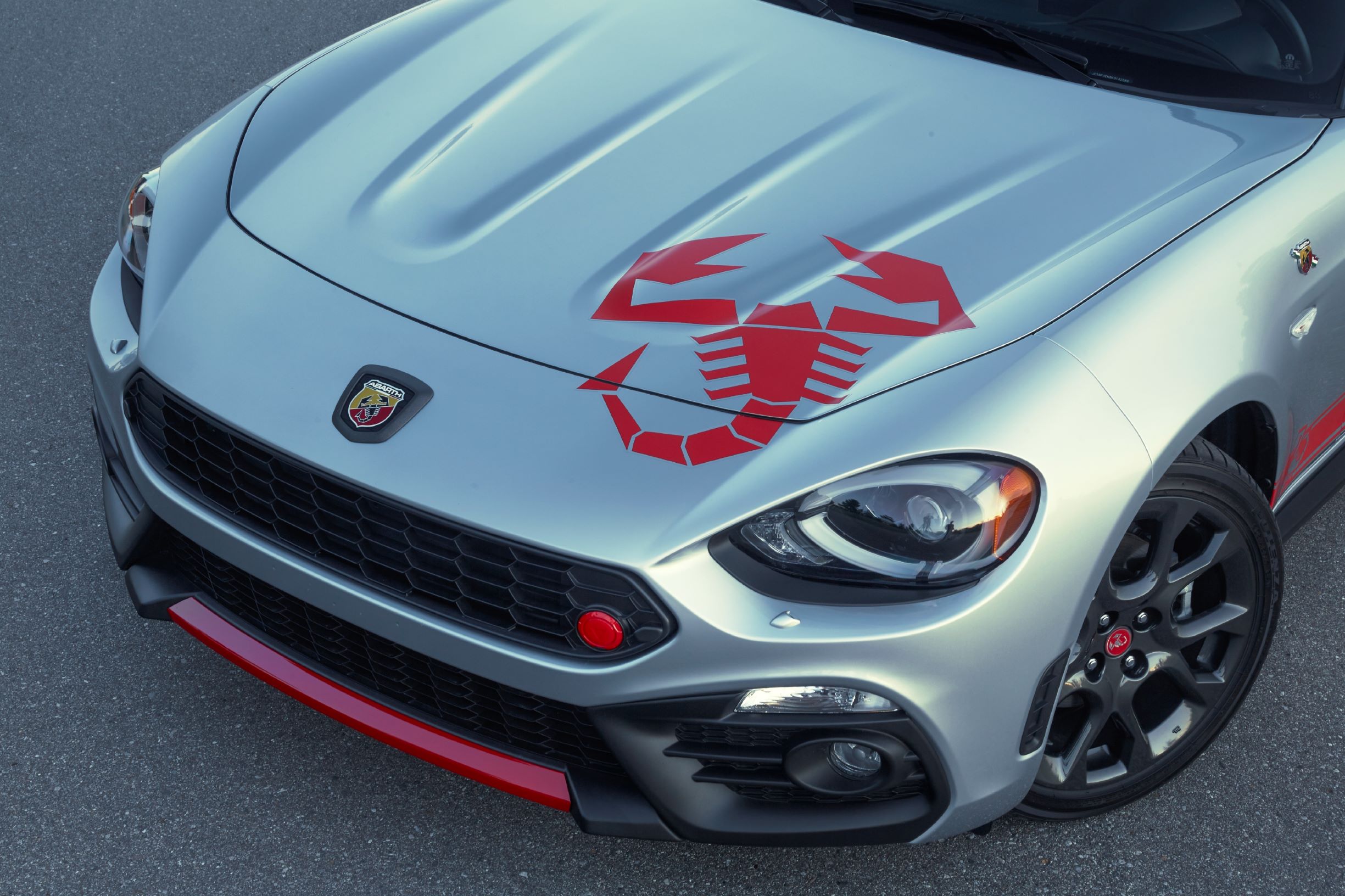 2020 Fiat 124 Spider Abarth Offers New Scorpion Sting Graphics The News Wheel