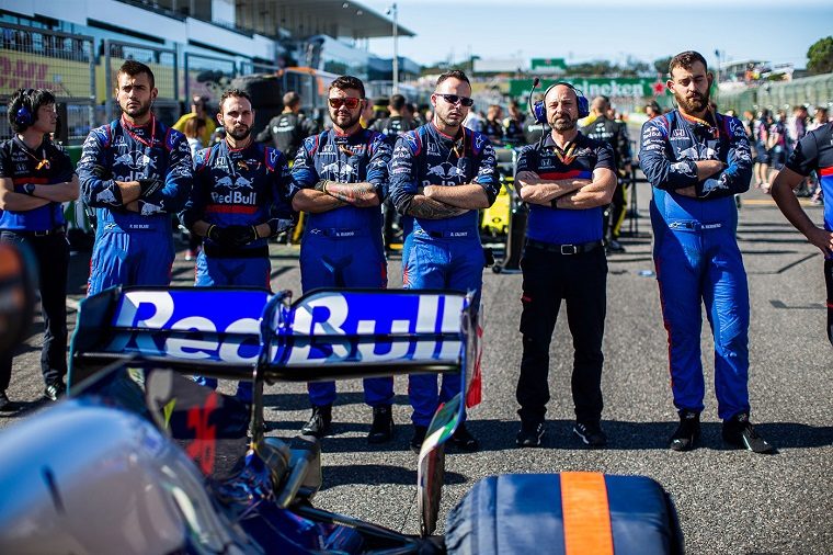 Toro Rosso team behind Kvyat's car at 2019 Japanese GP