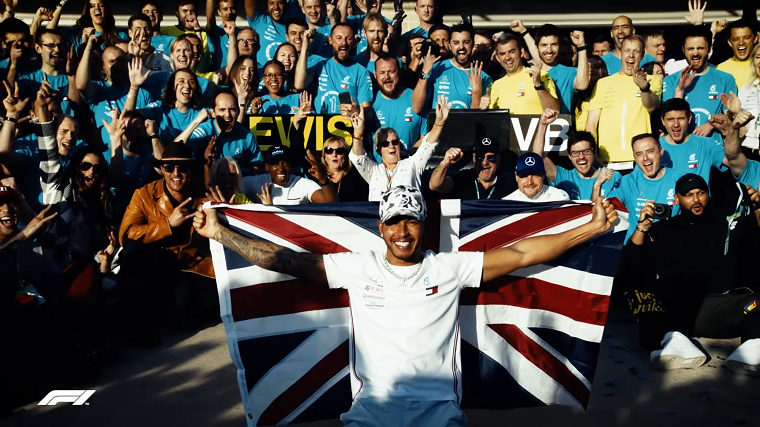 Lewis holds British flag after winning 2019 F1 championship