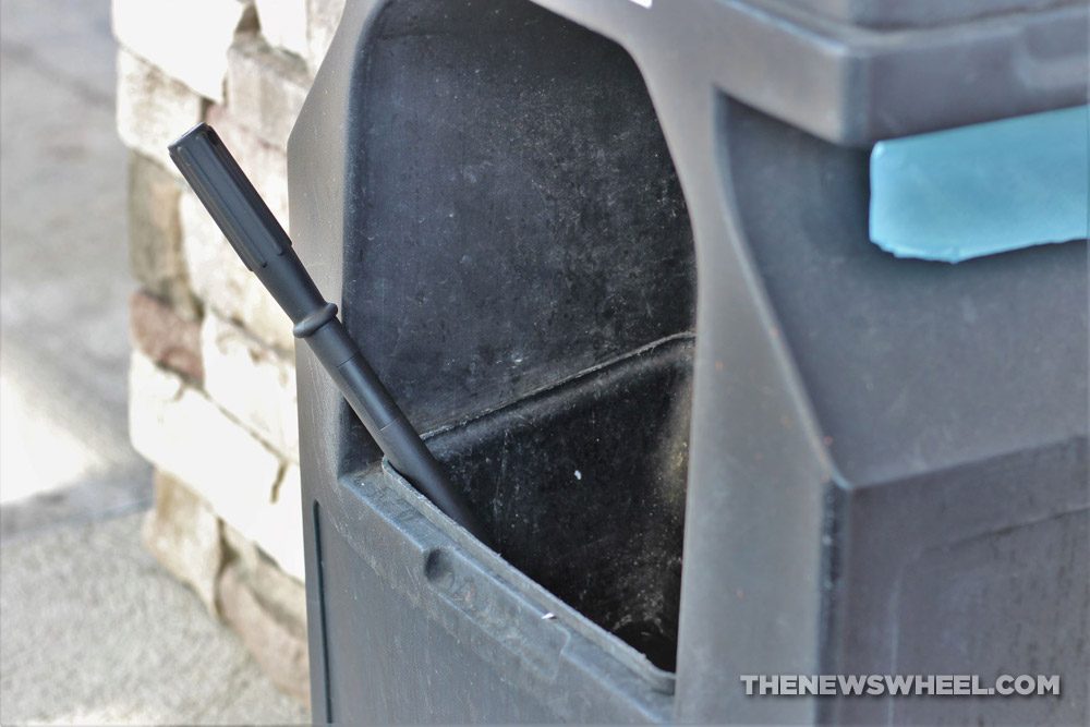 How to Squeegee Your Windshield without Leaving Streaks 