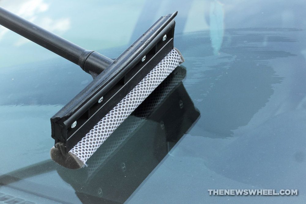 wash windshield squeegee fluid solution rinse wipe