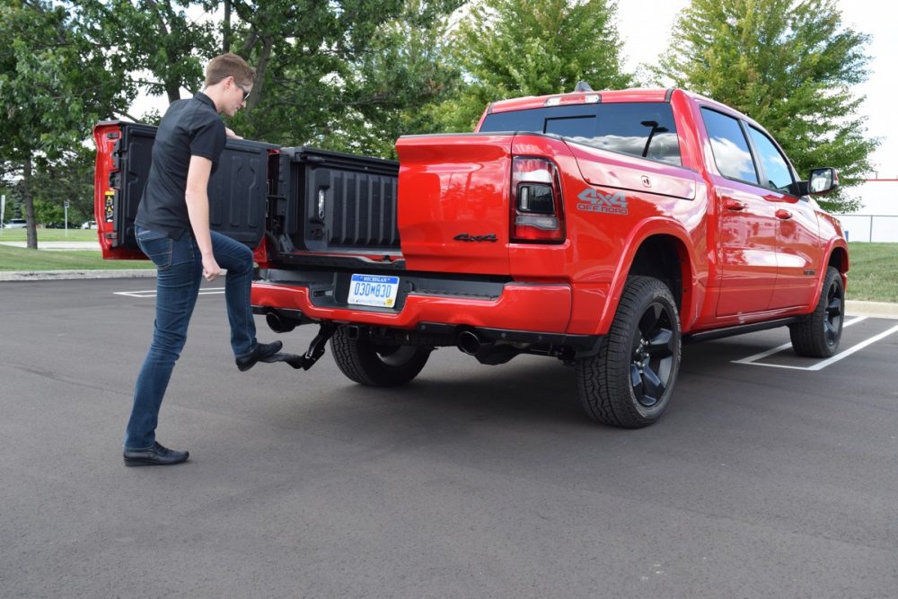 Retractable center-mounted bed step 