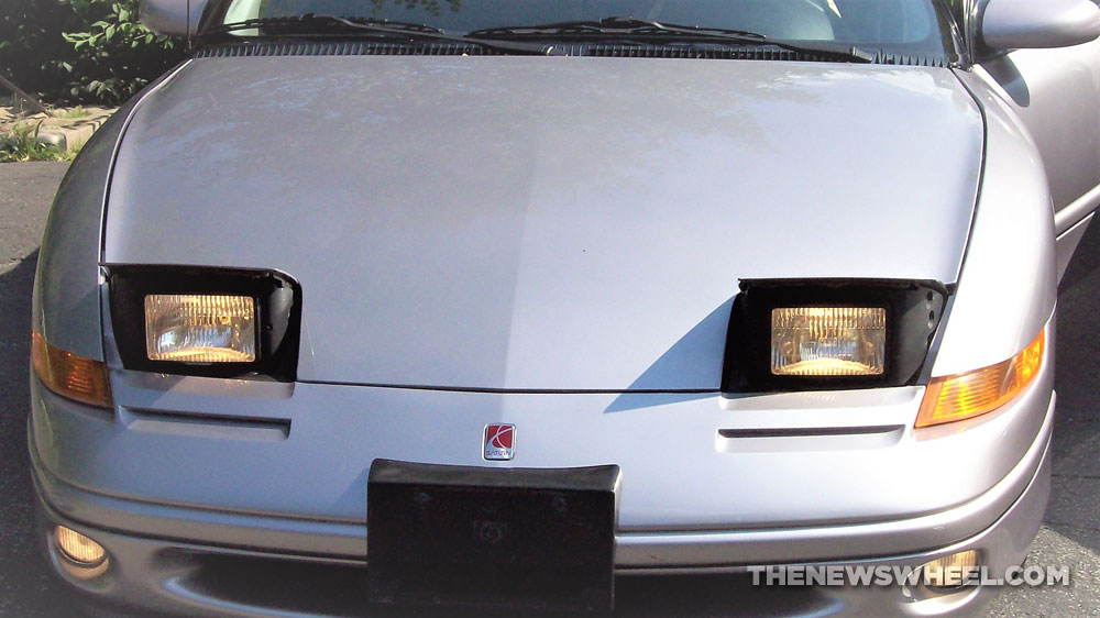 Pop-up retractable headlights on Saturn car