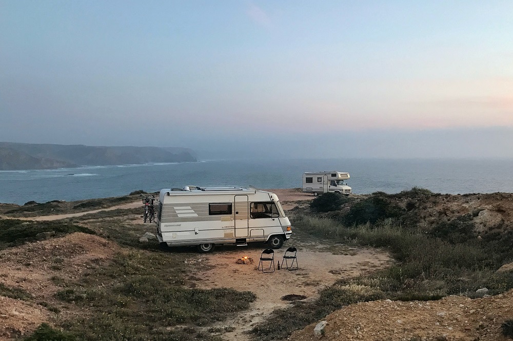 2 motorhomes in Praia do Amado