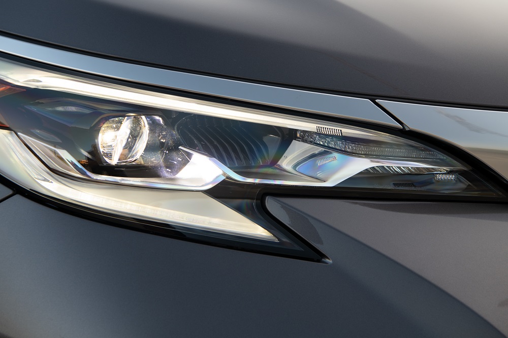 2021 Toyota Sienna Platinum headlights