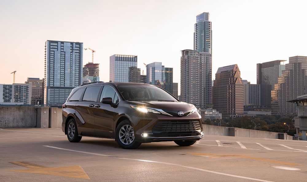 2021 Toyota Sienna XLE AWD in Sunset Bronze Mica 01