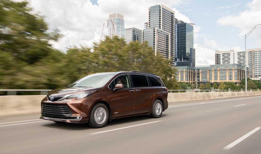 2021 Toyota Sienna XLE AWD in Sunset Bronze Mica 03