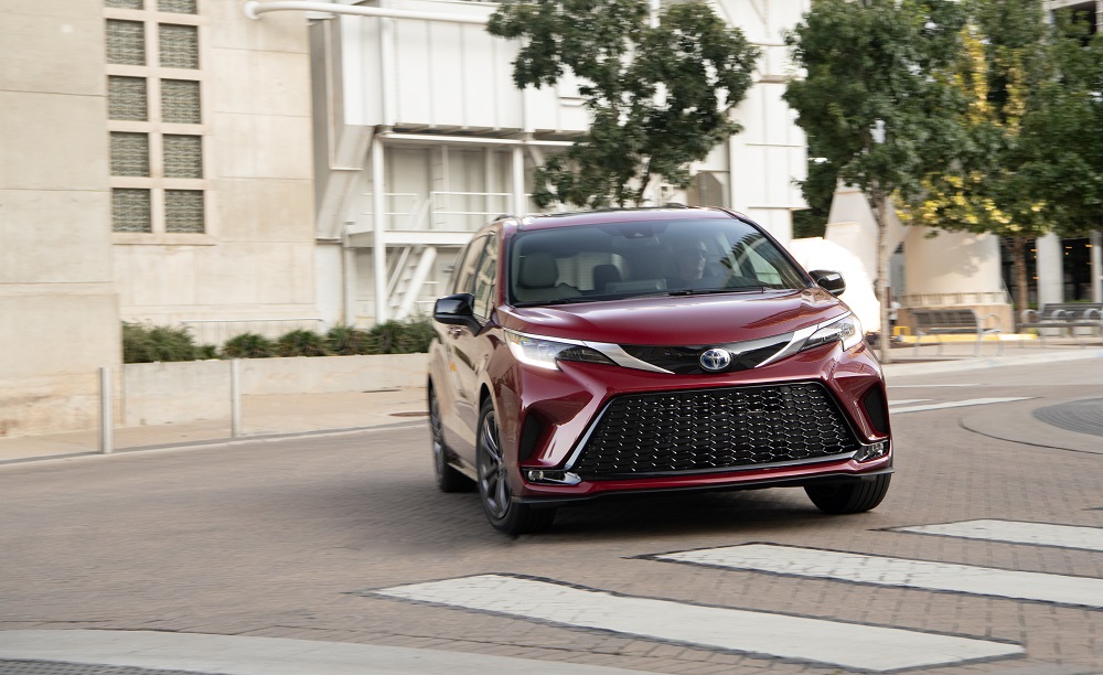 2021 Toyota Sienna XSE in Ruby Flare Pearl 01