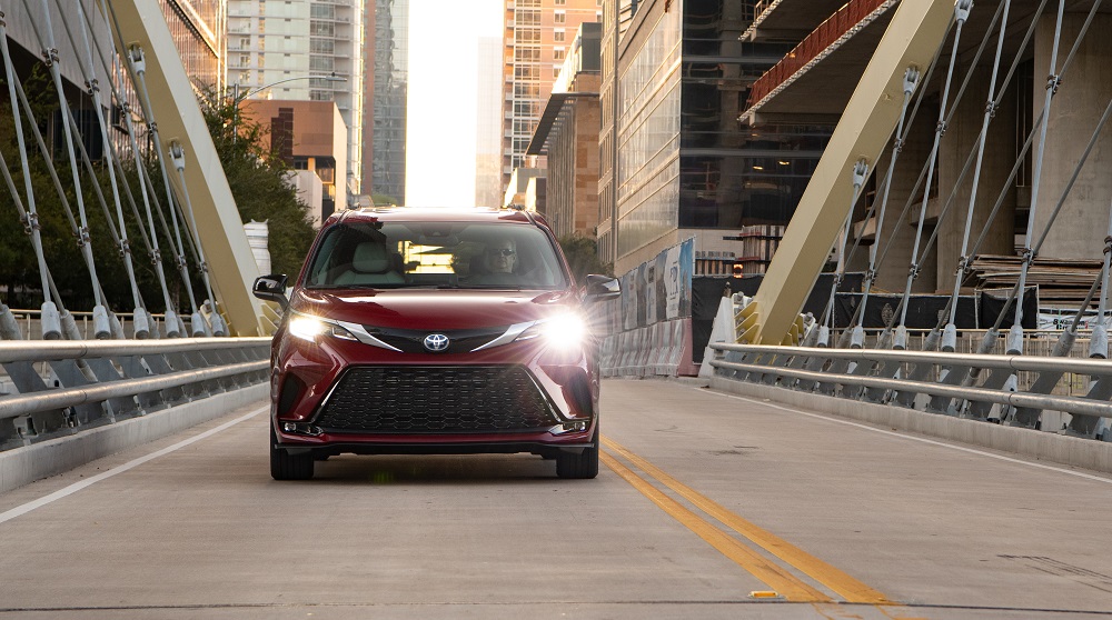 2021 Toyota Sienna XSE in Ruby Flare Pearl 02