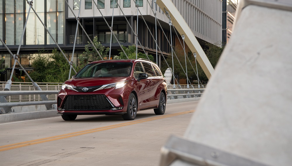 2021 Toyota Sienna XSE in Ruby Flare Pearl 03