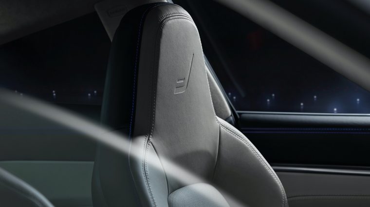 Duet - Porsche 911 Turbo S headrest detail