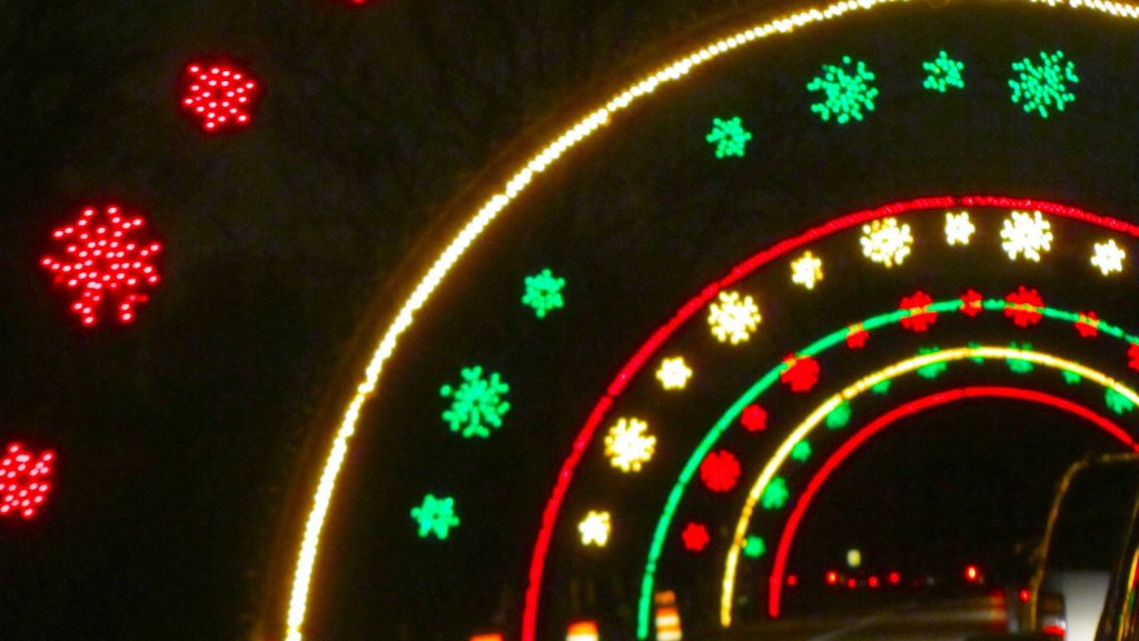 3 Drive-Thru Holiday Light Displays in Maine - The News Wheel