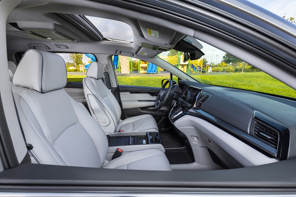 2022 Honda Odyssey front seats wide view