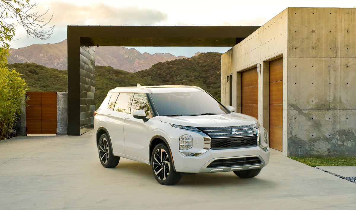 The 2022 Mitsubishi Outlander in a driveway