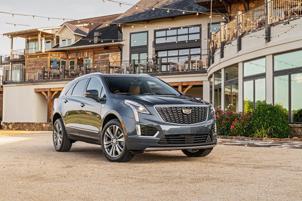 Front side view of Cadillac XT5 parked outside a large building