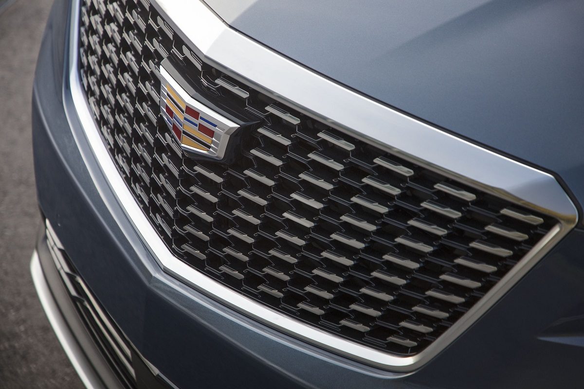 Cadillac XT5 grille and badge